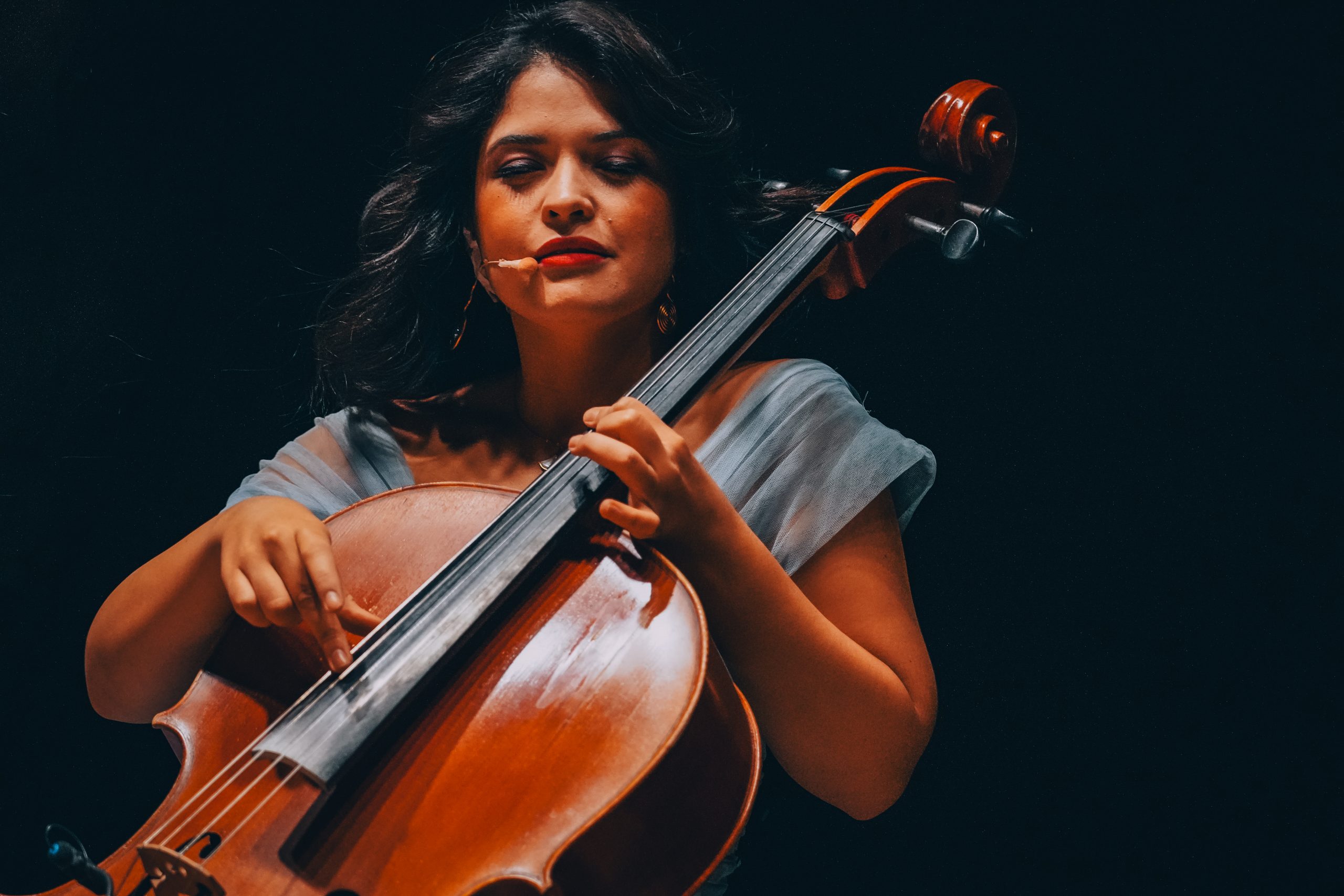 El hechizo de Ana Carla Maza en Villanos y cómo una sola artista basta para llenar el mundo