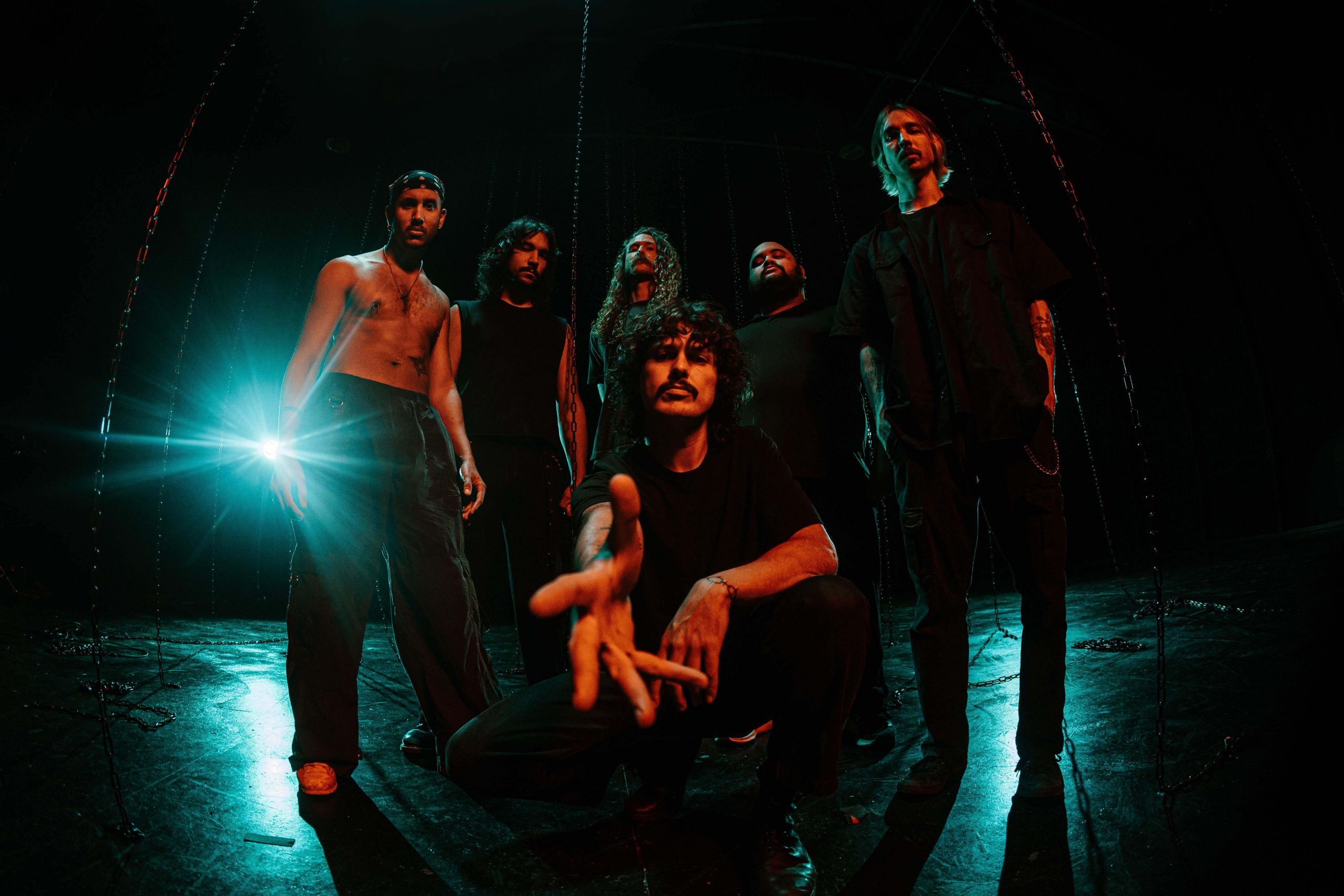 Cold Steel lanza el nuevo sencillo “Smoking Mirrors (ft. Two-Piece)»