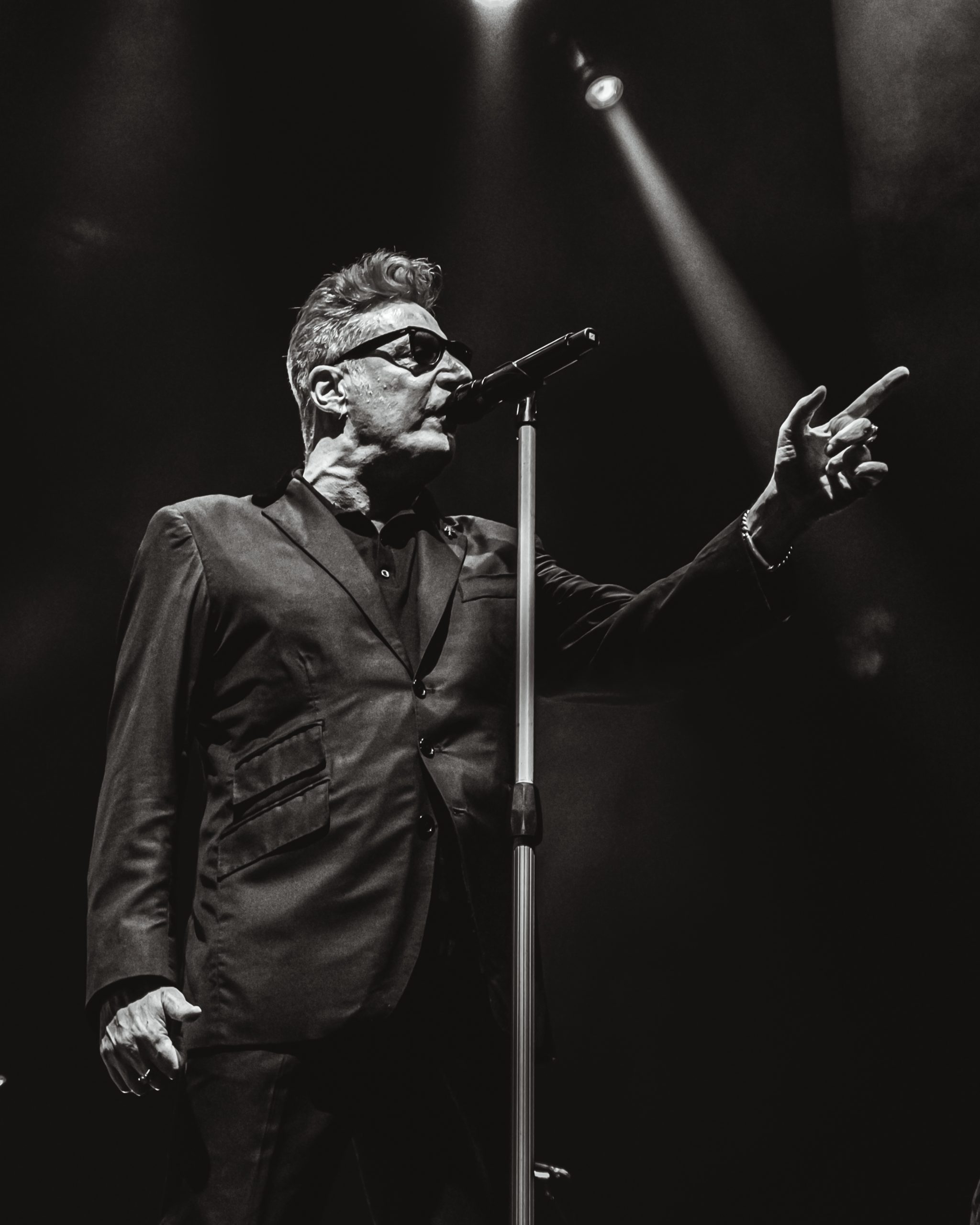 Valencia se rinde a la magia de Loquillo, el tipo feo, fuerte y formal