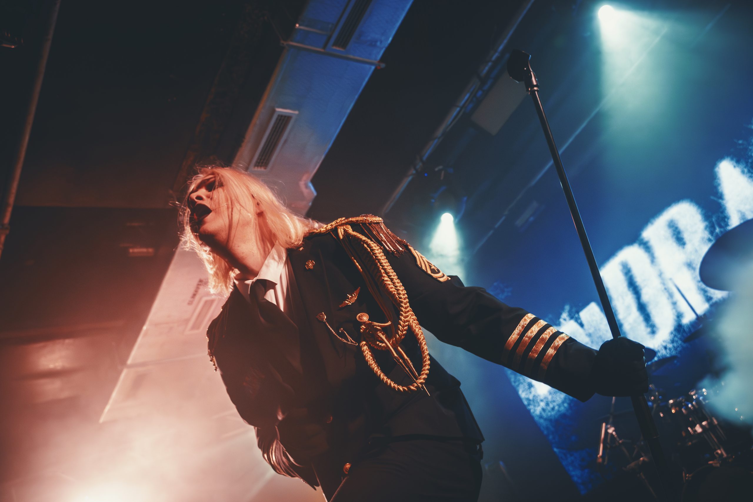 Kim Dracula convierte la Mon Live en un manifiesto de caos y teatralidad extrema