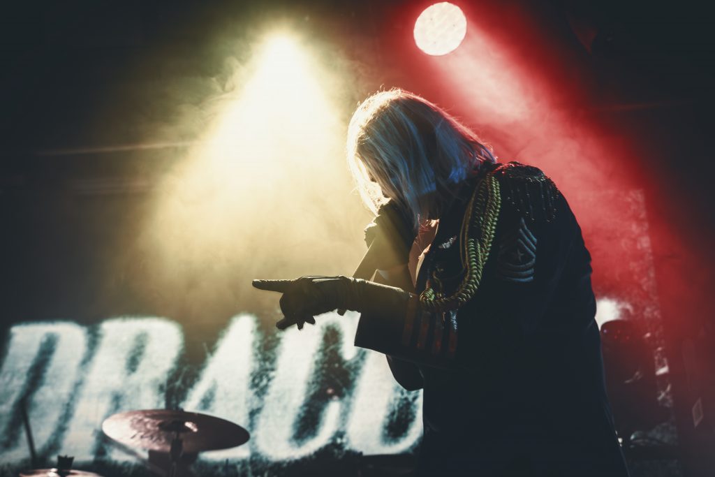 Kim Dracula, Alvaro Carlier