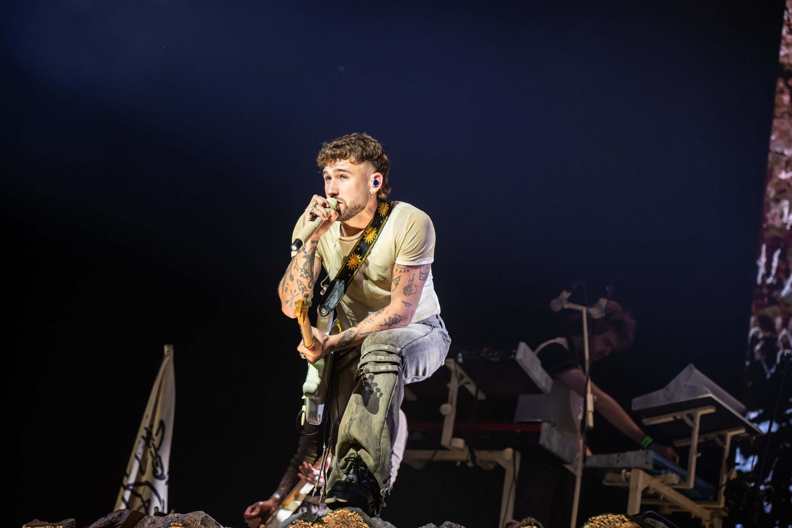 Dani Fernández: 13.000 almas, una caída y un concierto que no se rinde en el Roig Arena