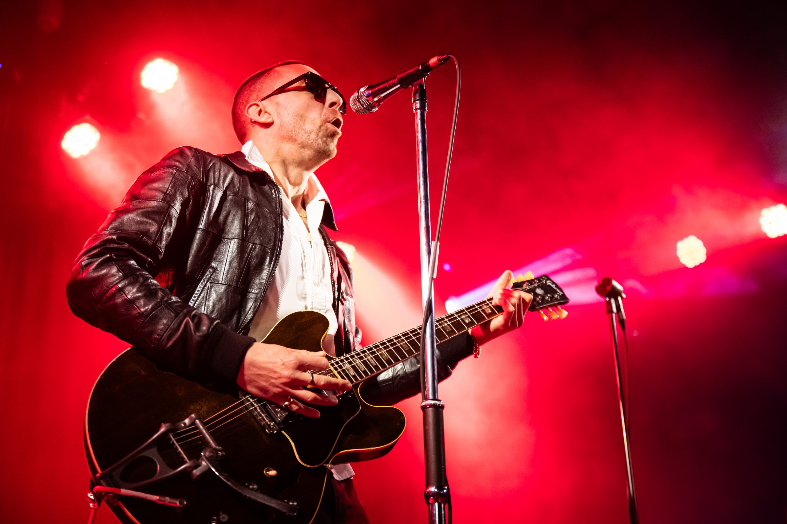 Glam y mucha electricidad con Miles Kane en Valencia