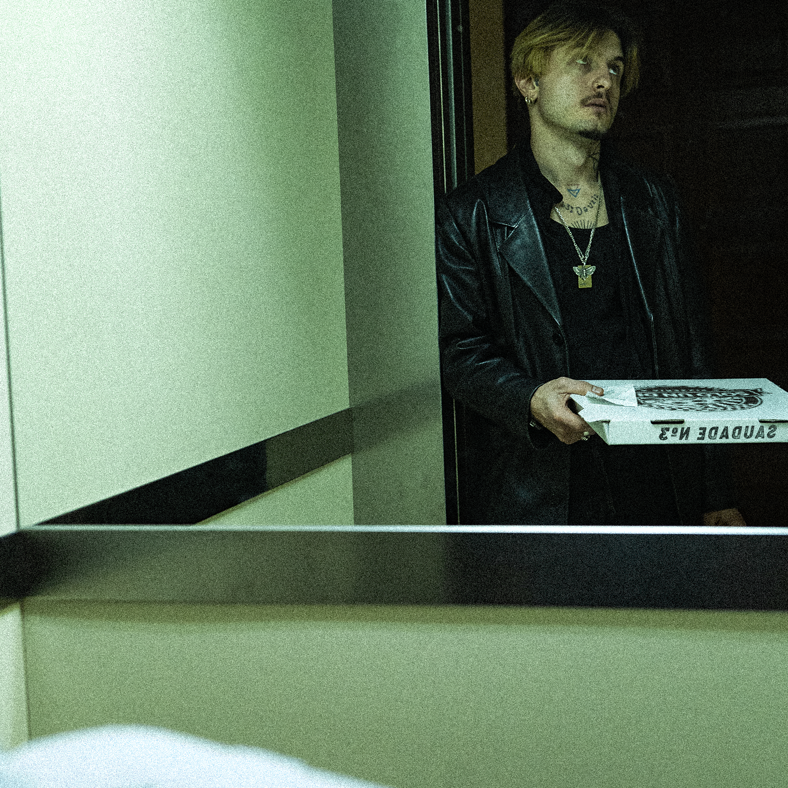 Ron Deris presenta «Solo Un Día (Live)», una interpretación cruda y visceral desde el escenario