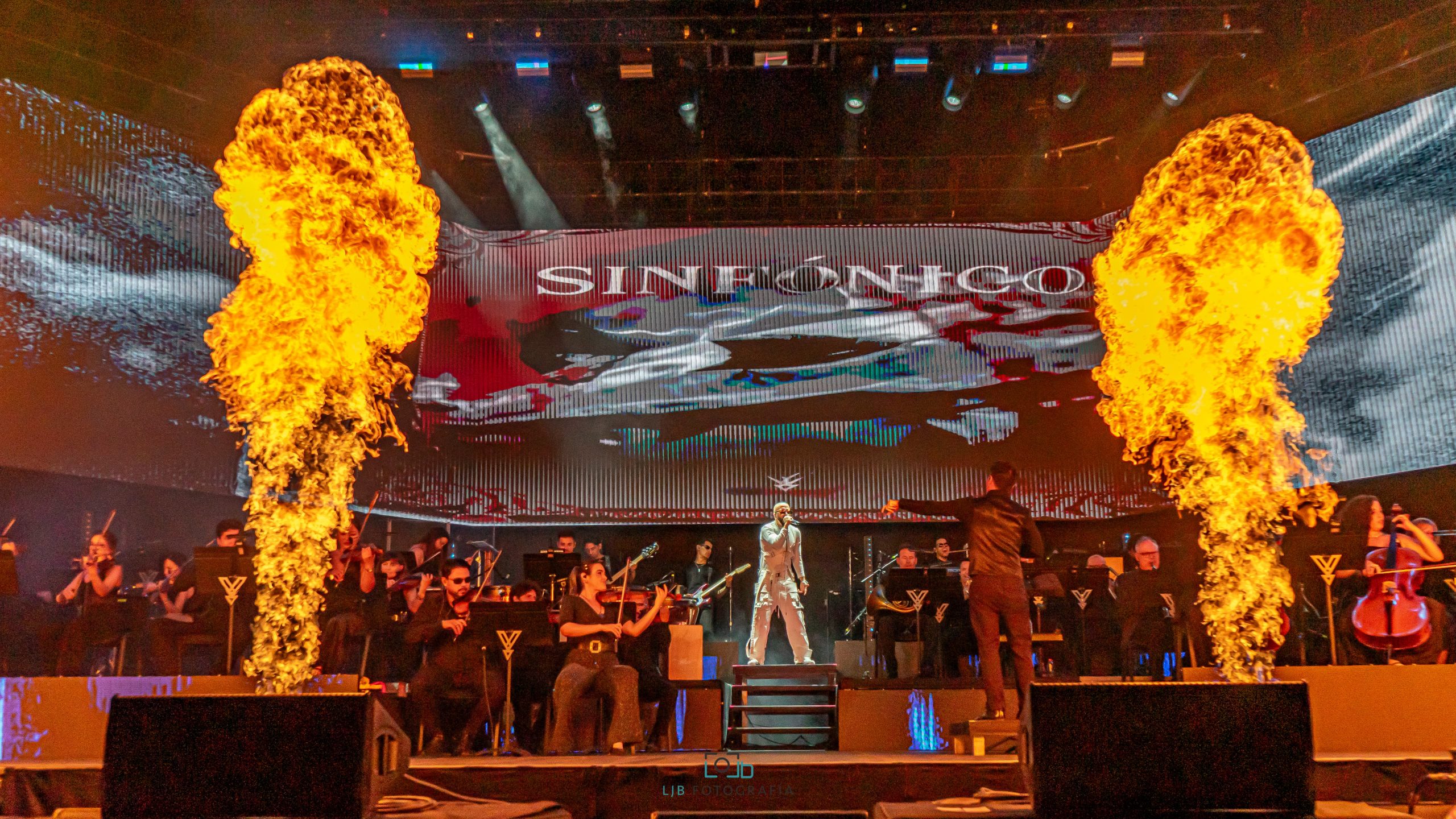 Yandel convierte el Roig Arena en una fiesta sinfónica de reggaetón