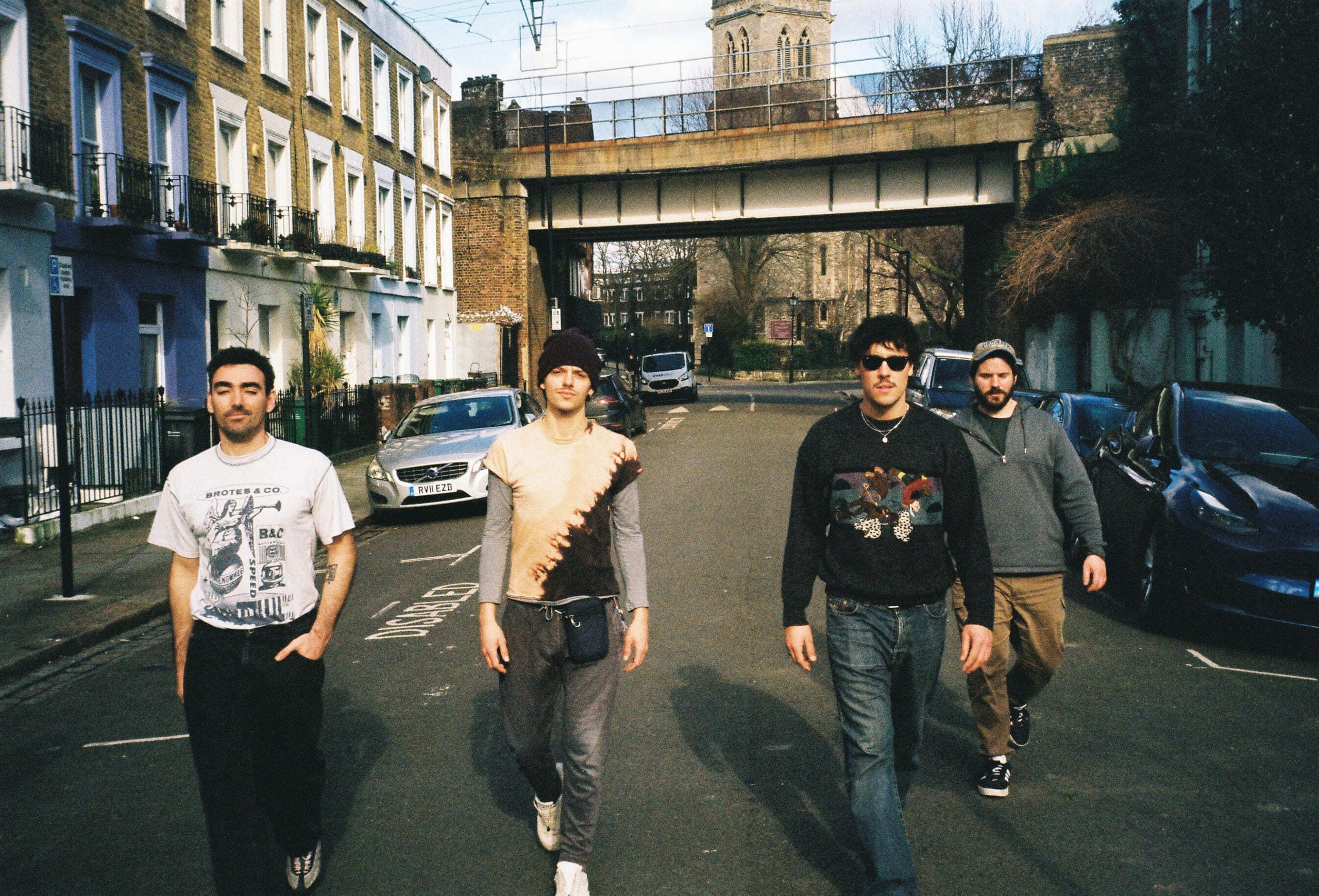 Wet Iguanas denuncian la gentrificación con punk en ‘TURISTA’, uno de los singles del álbum de debut que lanzarán en 2026