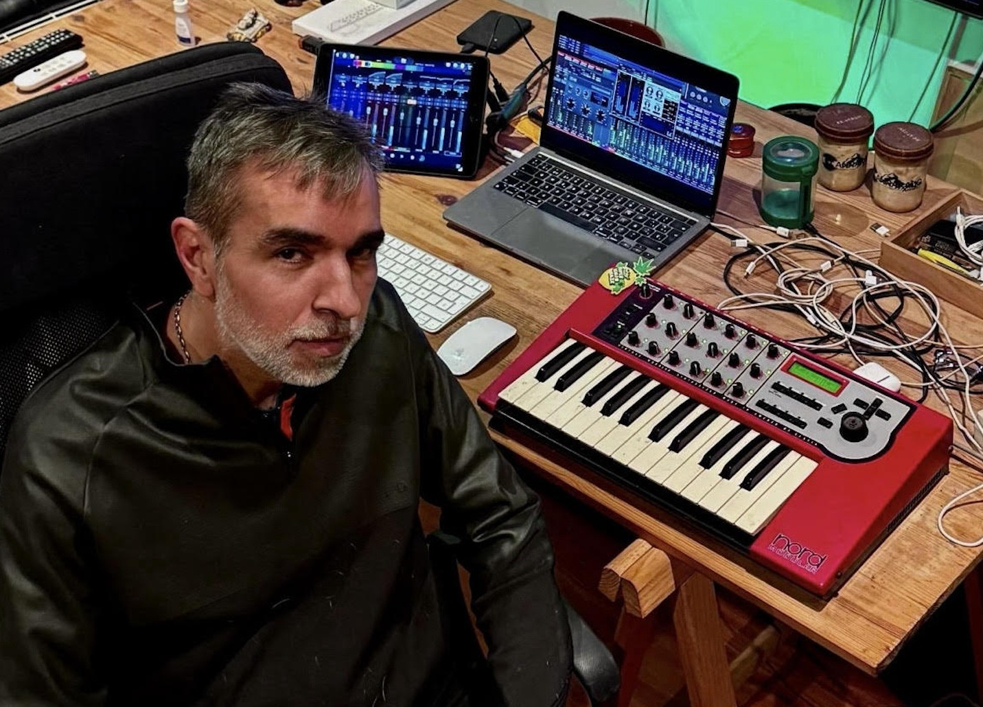 ¿Recuerdas el colectivo 08001? Pues Julen Irigoitia, su principal artífice, ¡vuelve 13 años después con SWN, su nuevo proyecto!