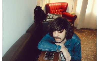 CHICO JORGE anuncia su álbum de debut, ‘uno de esos días’, para el 24 de octubre con un arrollador single de indie pop-rock