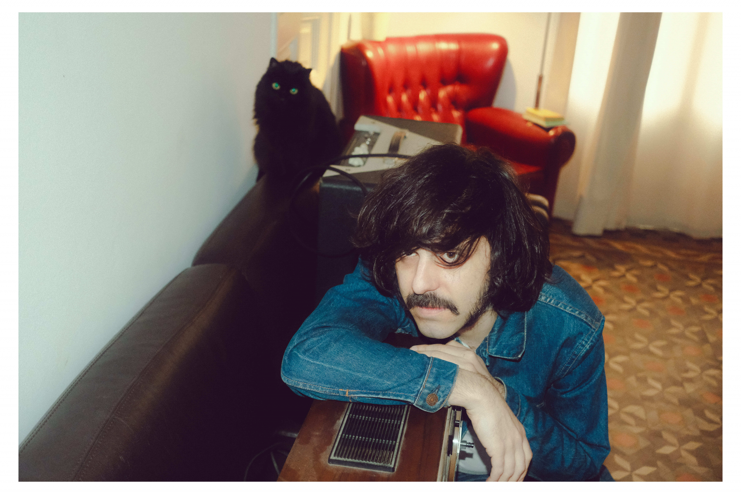 CHICO JORGE anuncia su álbum de debut, ‘uno de esos días’, para el 24 de octubre con un arrollador single de indie pop-rock